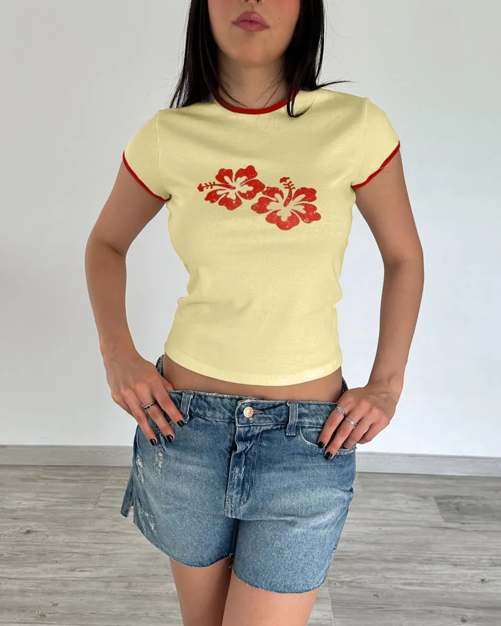 Y2k Flower Graphic Baby Tees Crop Tops for Women Hibiscus Print Short Sleeve Aesthetic Vintage 90s Teens 2000s Shirt